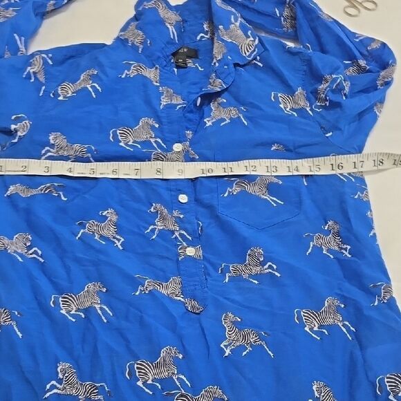 J. Crew Blue Long Sleeve Notched Collar Button Down Shirt 00 - Picture 4 of 7